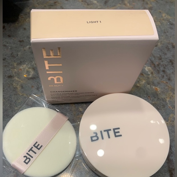 Bite Beauty Changemaker Flexible Coverage Pressed Powder Light 1 - Picture 2 of 5